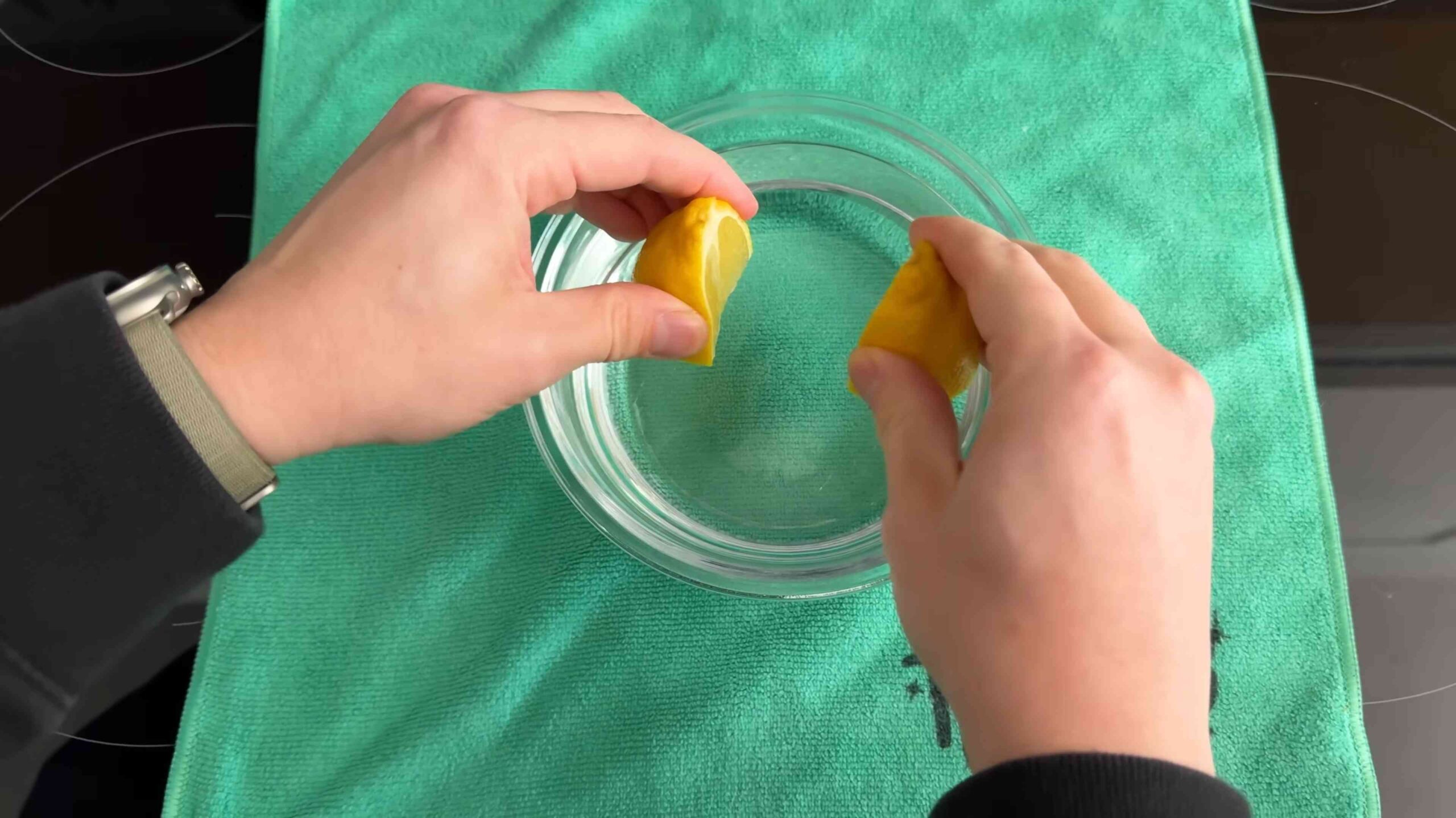 Clean microwave with citrus