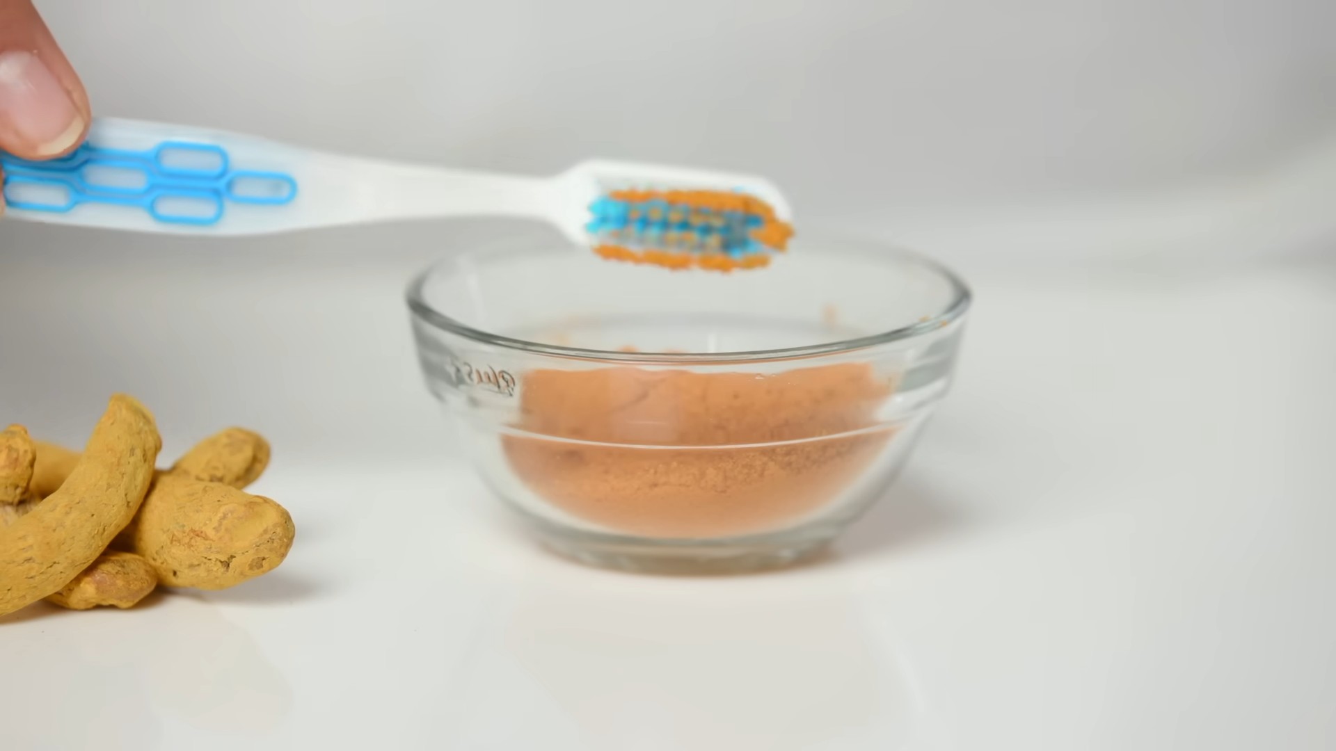 Turmeric teeth whitening DIY
